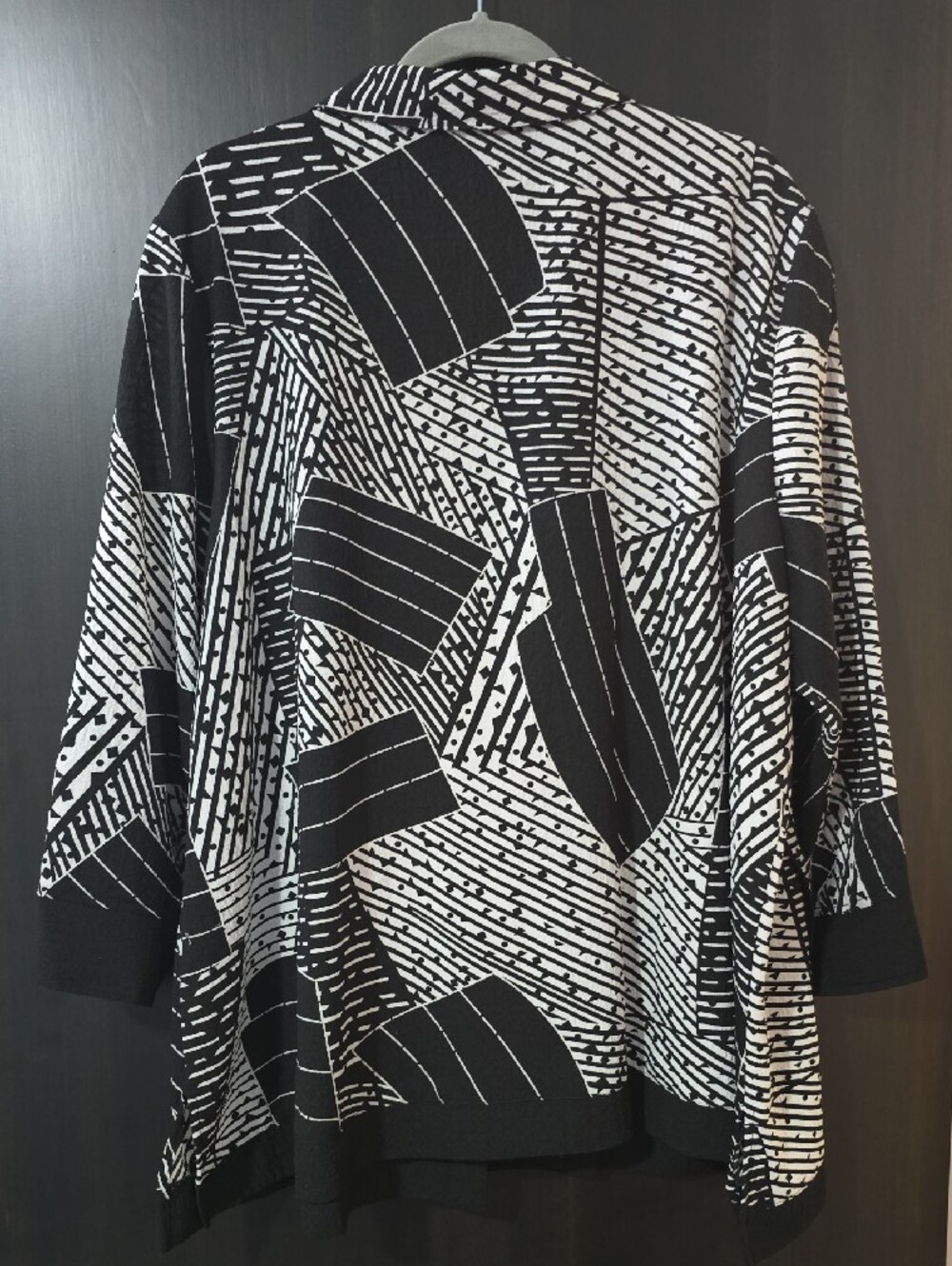 Ali Miles 2X Black & White Geometric Button-Front Shirt with Red Accent - Picture 4 of 7